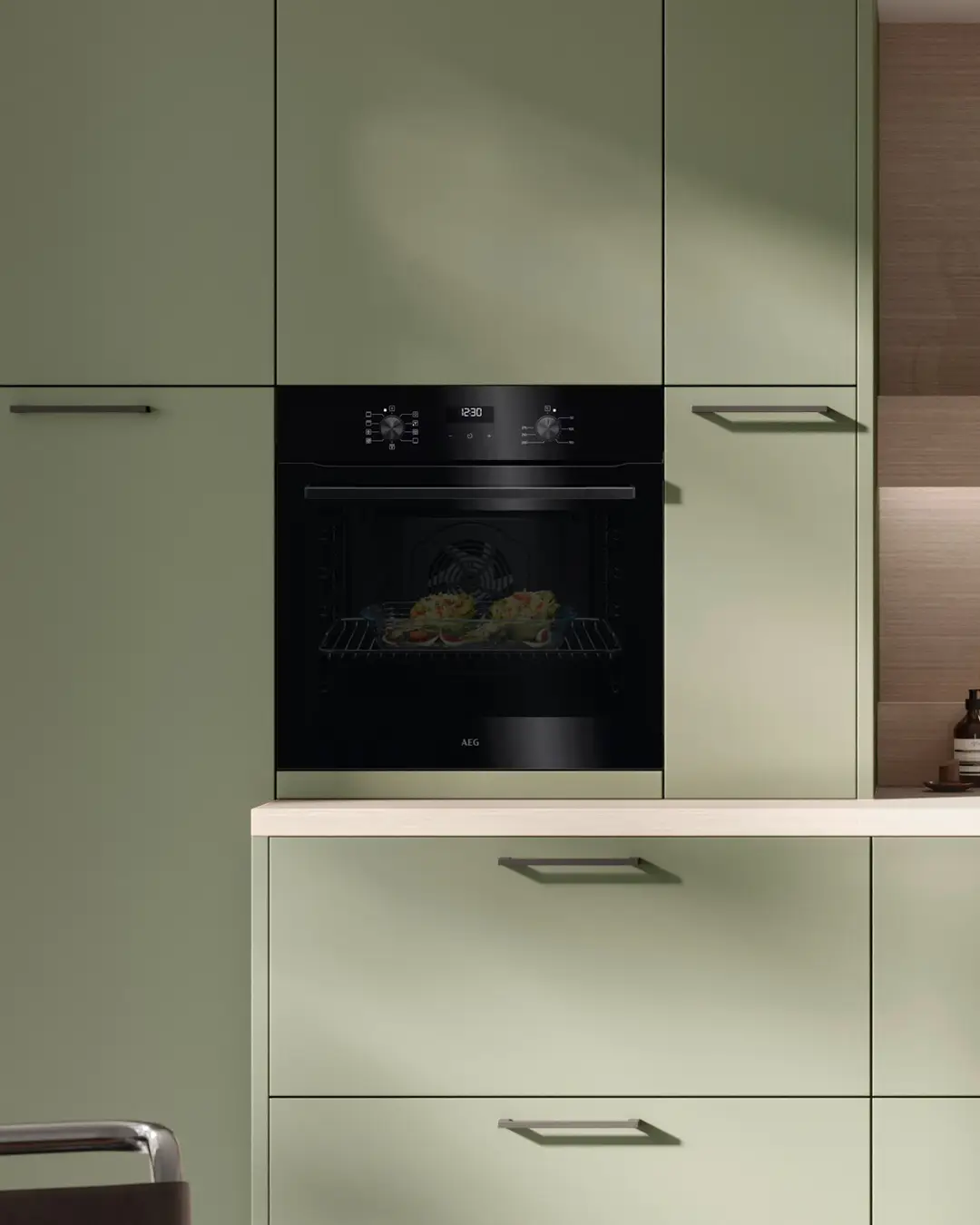 Moderne Küche mit schwarzem Backofen
