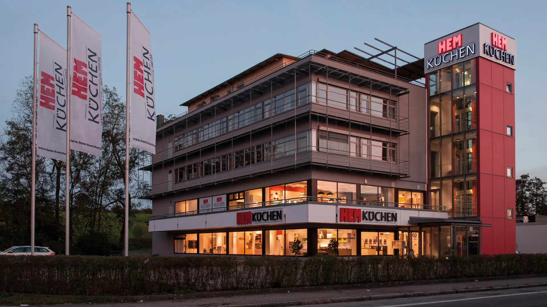 Modernes Küchenstudio mit großen Fenstern
