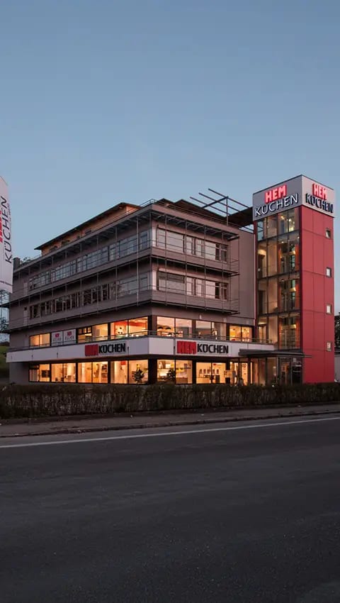 Modernes Küchenstudio bei Dämmerung